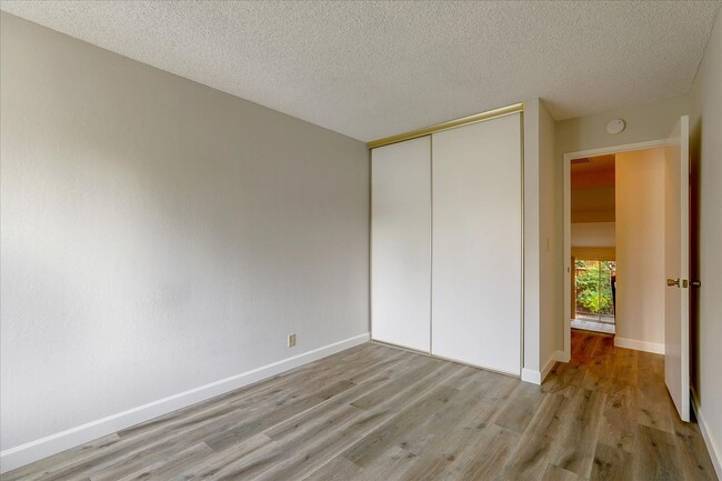 Building Photo - Cupertino 2 Bed, 2 Bath Townhouse with Att...