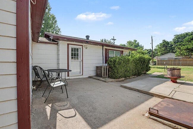 Building Photo - 207 E Juniper Ln