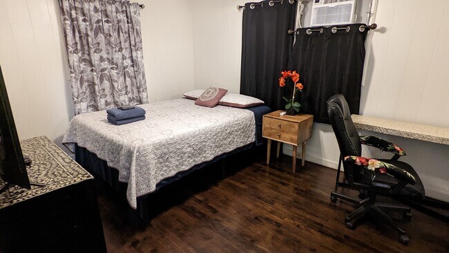 Upstairs Unit 2B - 2353 Dole St