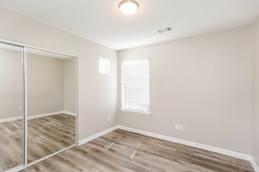 Building Photo - 205 Silver Ridge Dr