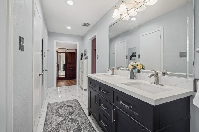 Building Photo - 5003 Mockingbird Ln