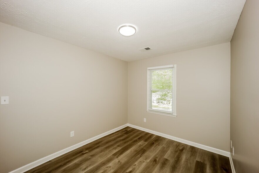 Building Photo - 105 Rock Mull