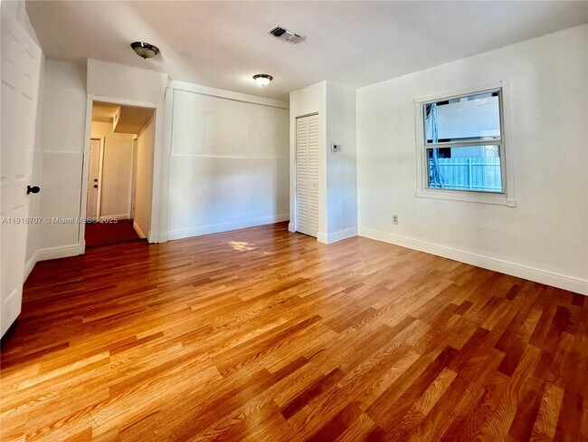 Building Photo - 2729 SW 24th St