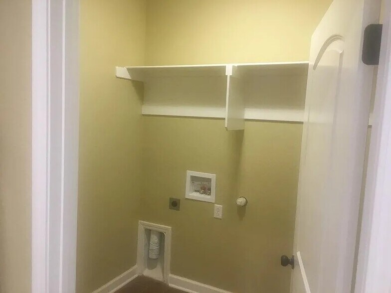 Building Photo - 200 S Elm St