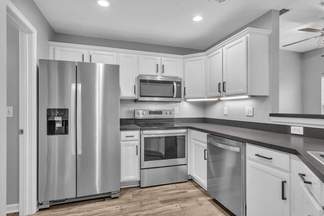 Building Photo - Move-in Ready Townhome in heart of Spring Hill