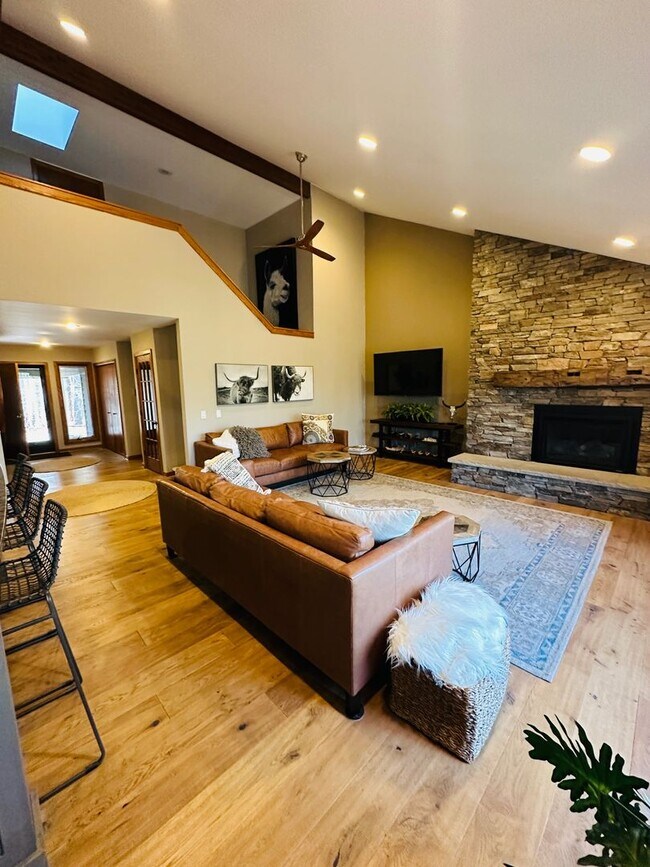 Building Photo - Sophisticated Condo Retreat on Old Mission Peninsula