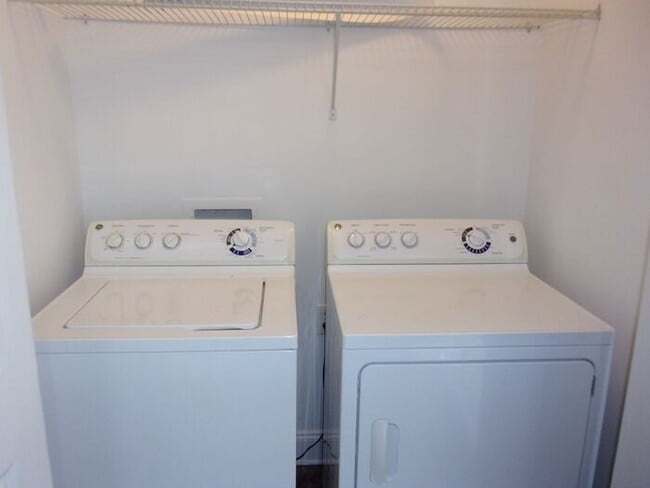 Building Photo - Recently Renovated 2 Bedroom 1 1/2 Bath To...