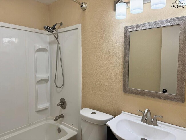 Building Photo - 1408 Normandy Dr