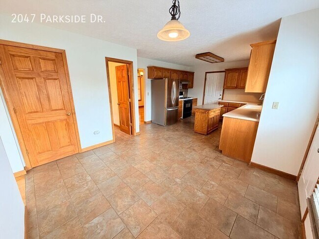 Building Photo - 2047 Parkside Dr