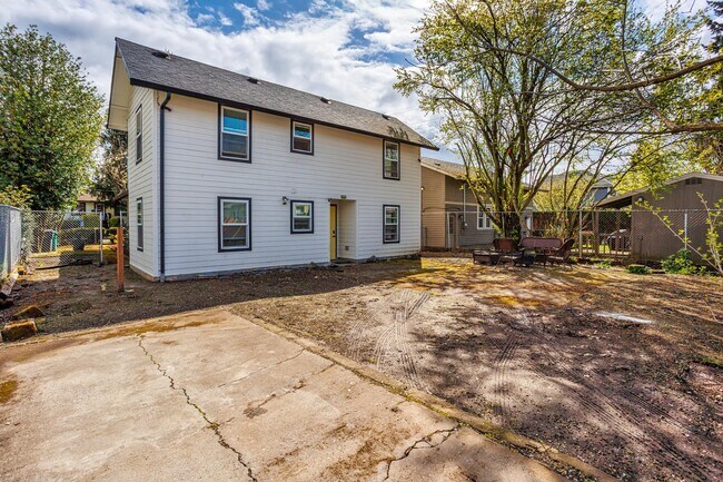 Building Photo - 4313 N Kerby Ave