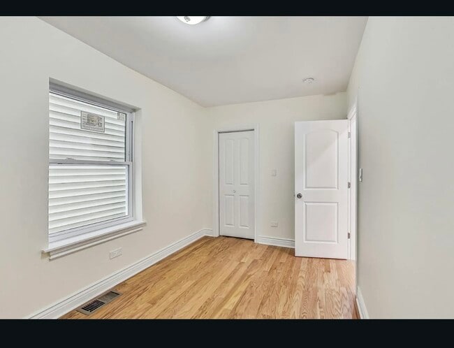 Building Photo - 5307 S Marshfield Ave