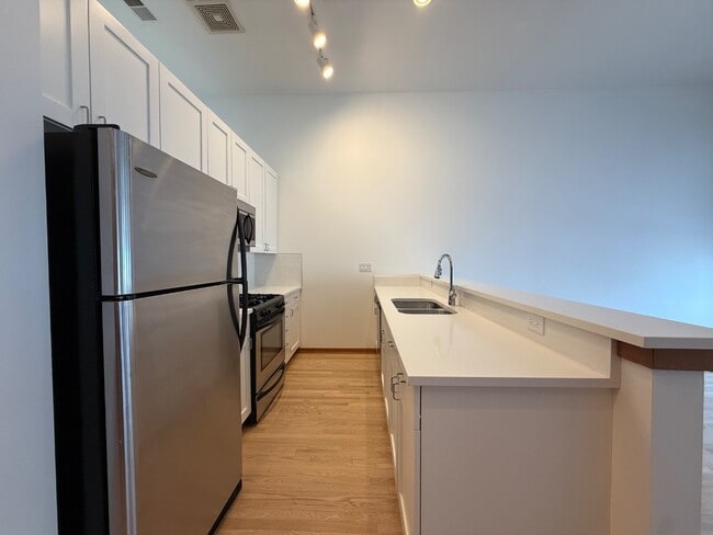 Building Photo - Gorgeous 1 Bedroom +Lofted Den Apartment in Avondale - Laundry In Unit!
