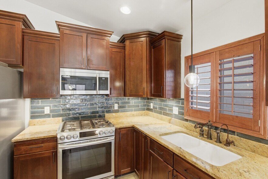 Building Photo - 114 S Beyerville Pl