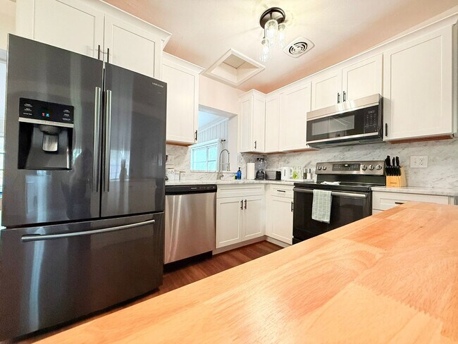 Building Photo - 904 15th St NE