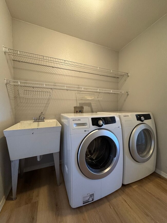 Building Photo - Spacious & Modern 3-Bedroom Home for Lease...