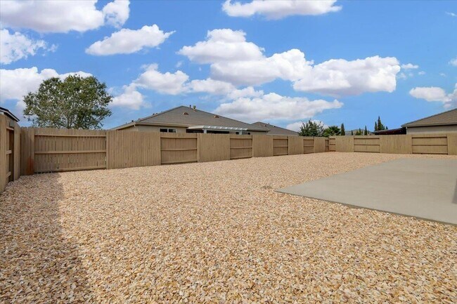 Building Photo - 5658 Stonehaven Dr