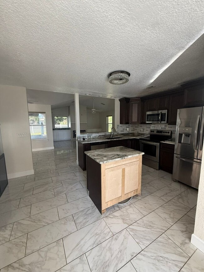 Building Photo - Beautiful Spacious 3 bed 3 bath Home in Debary