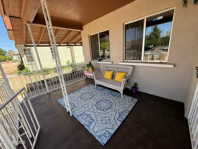 Building Photo - 851 E 9th St