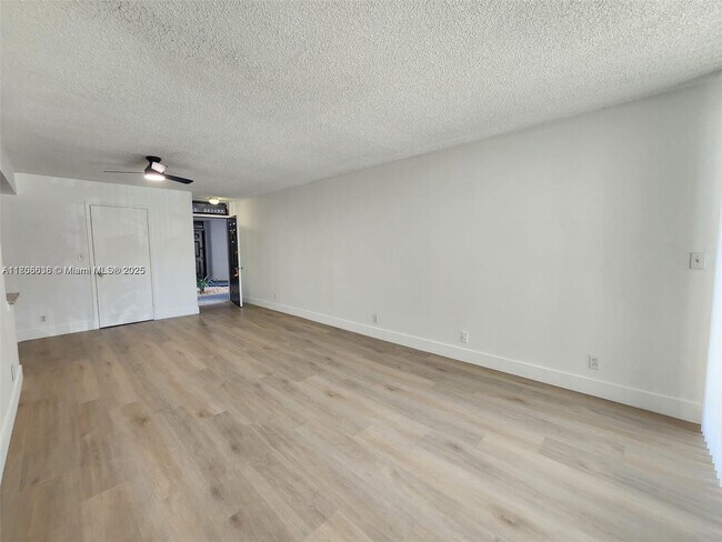 Building Photo - 210 Lake Pointe Dr