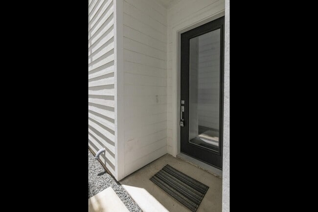 Building Photo - 5841 Dolores St