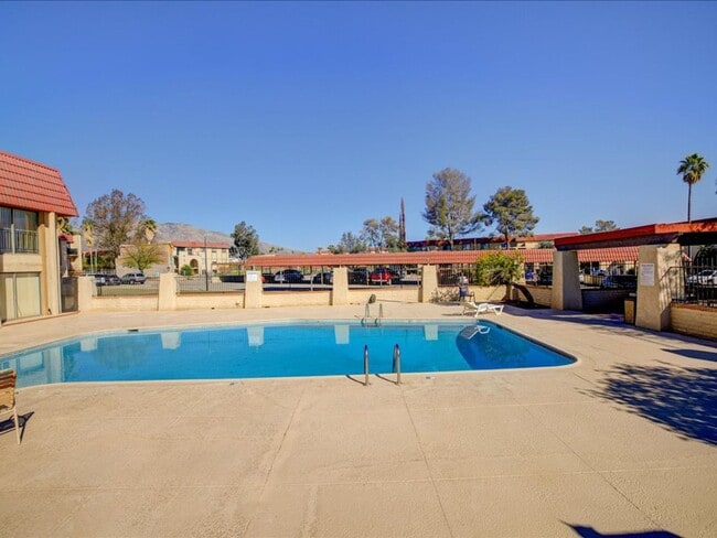 Building Photo - 2 Bedroom, 2 Bath