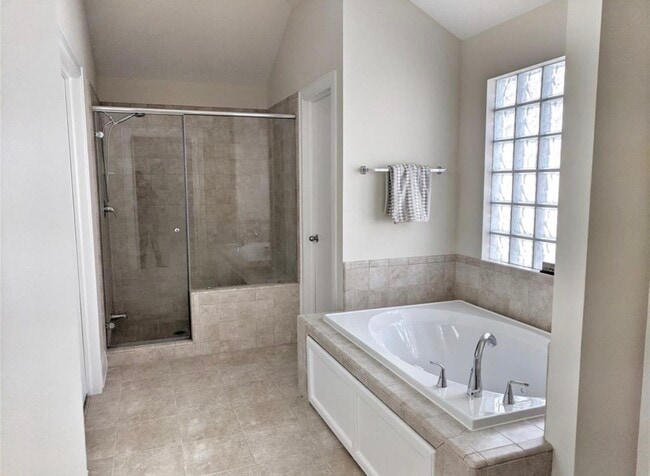 Building Photo - 3730 Main Poplar Dr