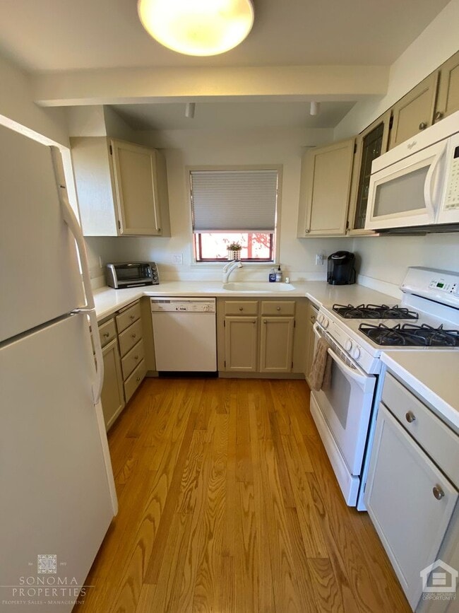 Building Photo - City Meets Serenity – Hillside 3bd/2ba Hou...