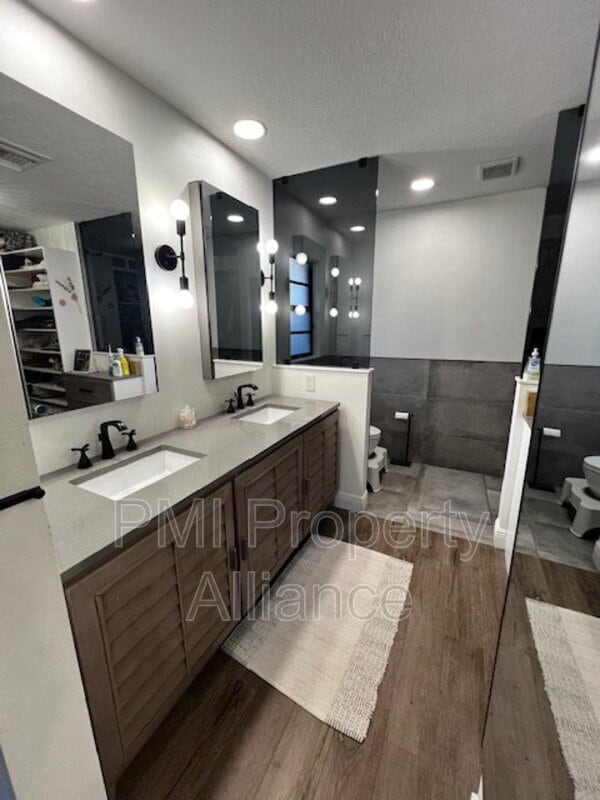 Building Photo - 4044 Tenita Dr