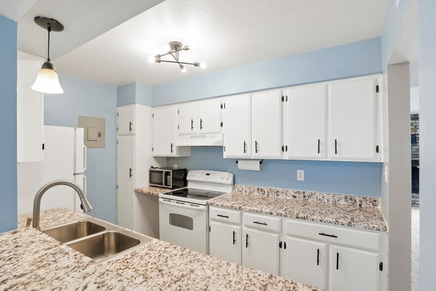 Building Photo - 3855 S Monaco Pky