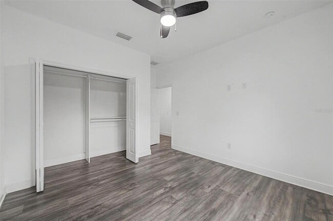 Building Photo - 606 Royal Crest Dr