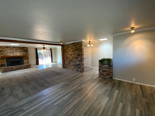 Building Photo - 5 Bedroom Home Available Near Wyoming Blvd NE & Comanche Rd NE!