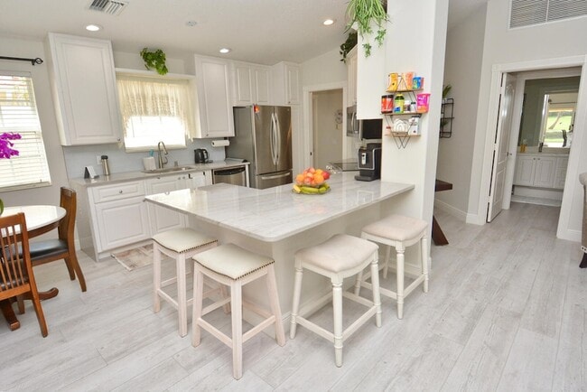 Building Photo - 1020 SW Balmoral Trce