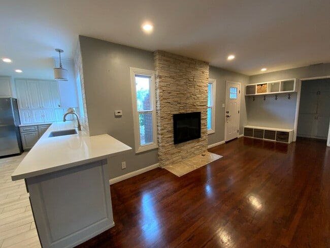 Building Photo - Spacious 3BD Home with Large Backyard, Quartz Counters & 2-Car Garage