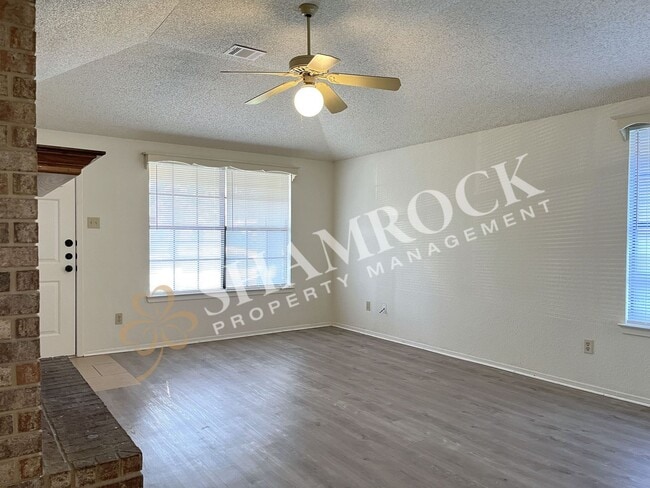Building Photo - Duplex in Midway ISD!