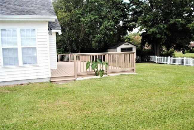 Building Photo - Pawleys Retreat