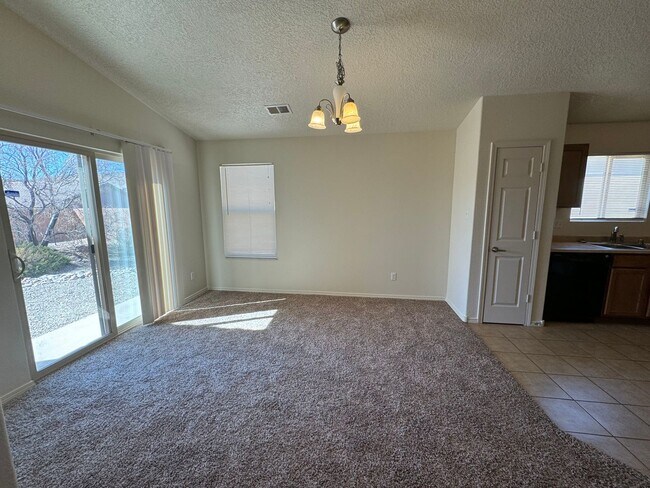 Building Photo - Great 3 bed, 2 bath, home in Huning Ranch!