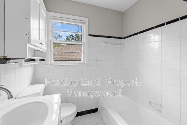 Building Photo - 737 84th Pl S