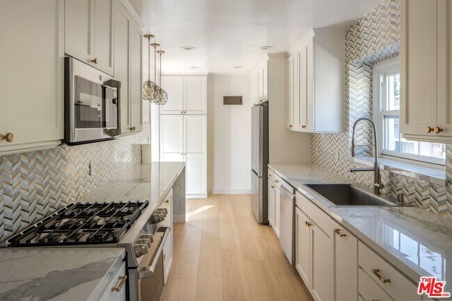 Building Photo - 4051 Beverly Glen Blvd