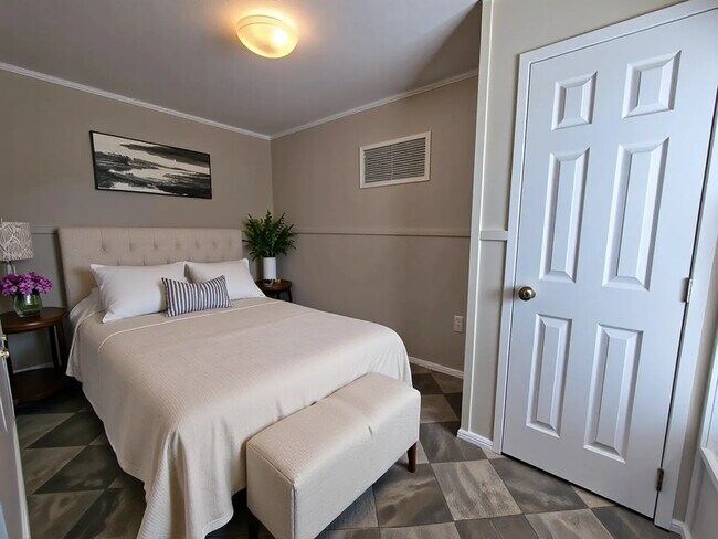 Building Photo - 709 N Collins Fwy