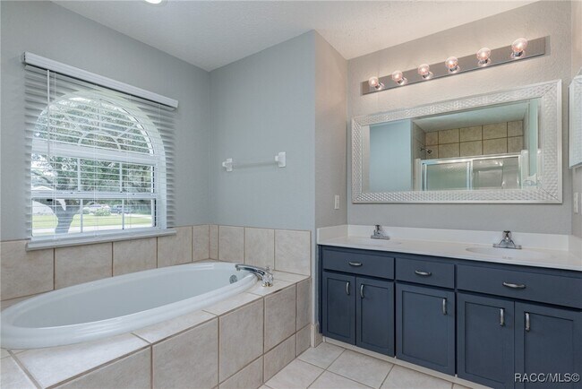 Building Photo - 320 N Fresno Ave