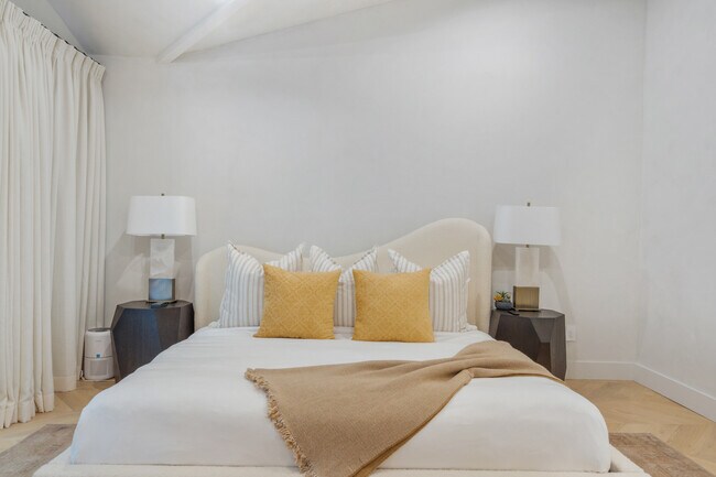 Building Photo - 2221 Bowmont Dr