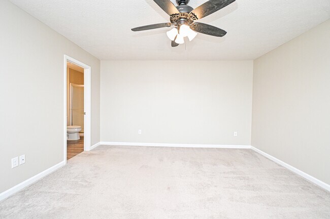 Building Photo - 5697 Julia Kate Dr