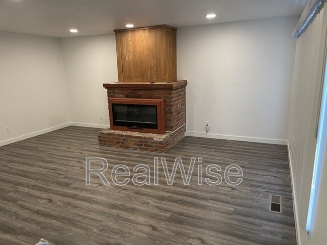 Building Photo - 4292 Meadowbrook Ct NE