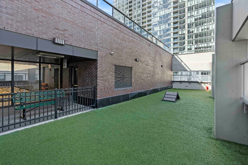 Building Photo - 200 W Hill St