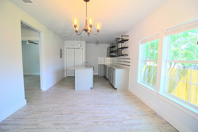 Building Photo - 707 S Olive St