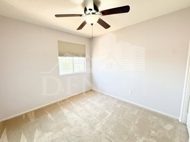 Building Photo - 11810 W Sunnyside Dr