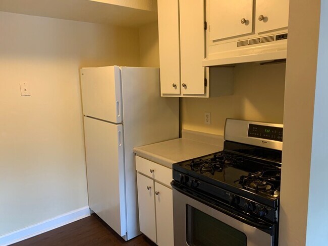 Building Photo - 215 Douglas St