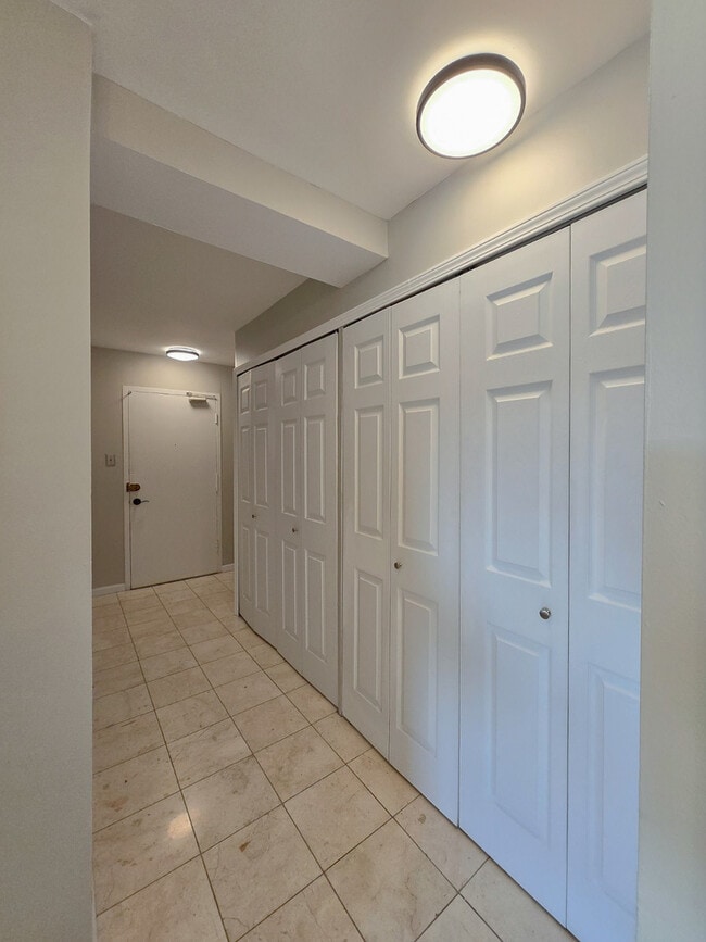 Building Photo - 2909 N Sheridan Rd