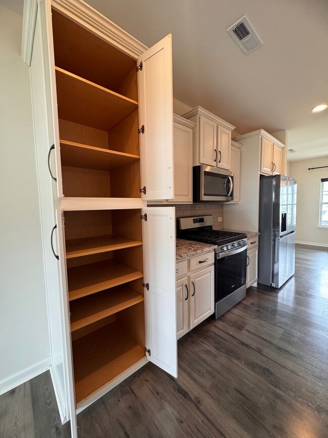 Building Photo - 4BR 2.5Bath Beauty in High Point
