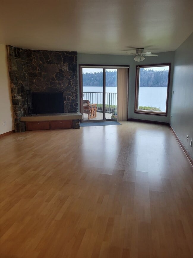 Building Photo - 2BD Condo Located in Charming Neighborhood...